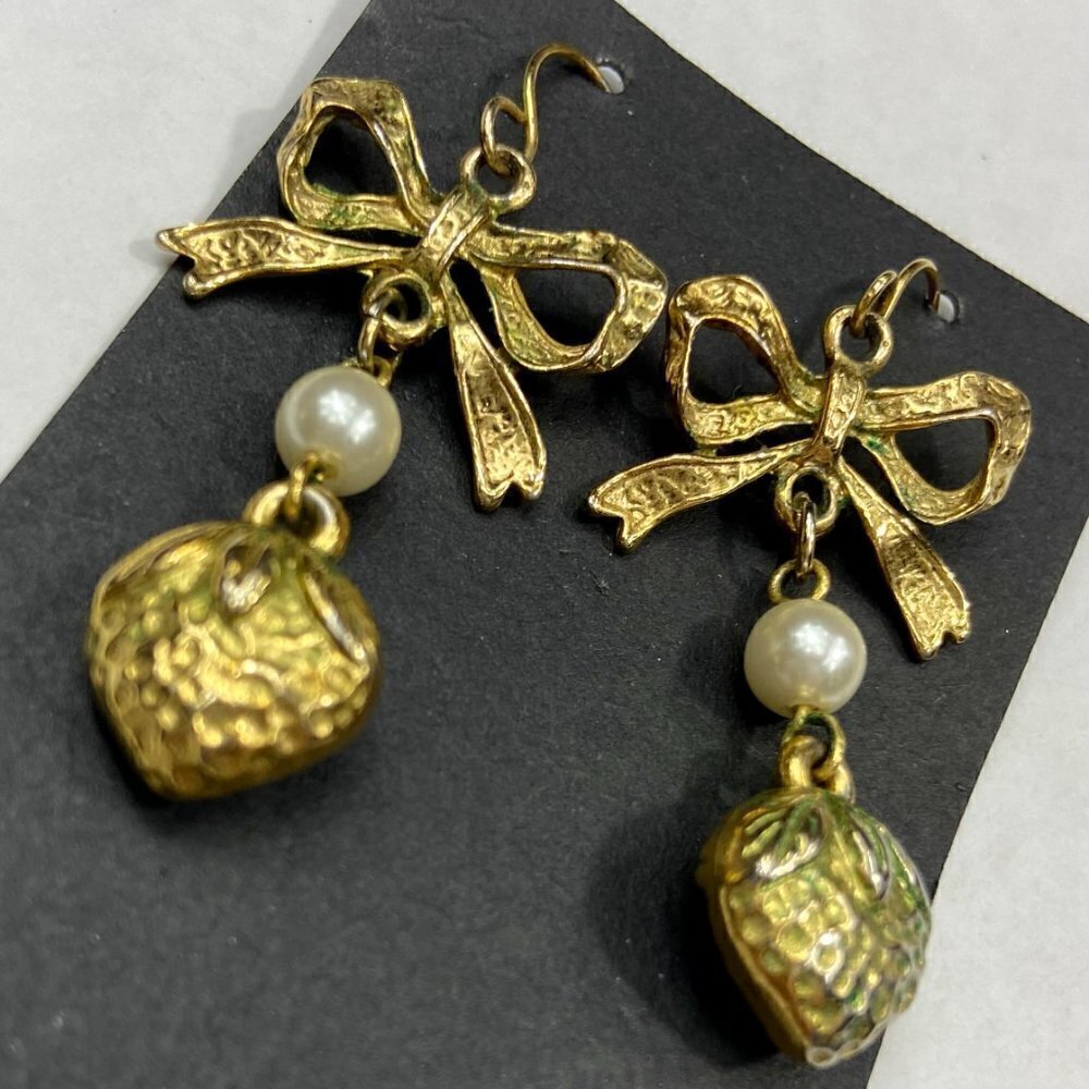 Vintage gold strawberries, bows and pearls dangle earrings - Picture 2 of 7